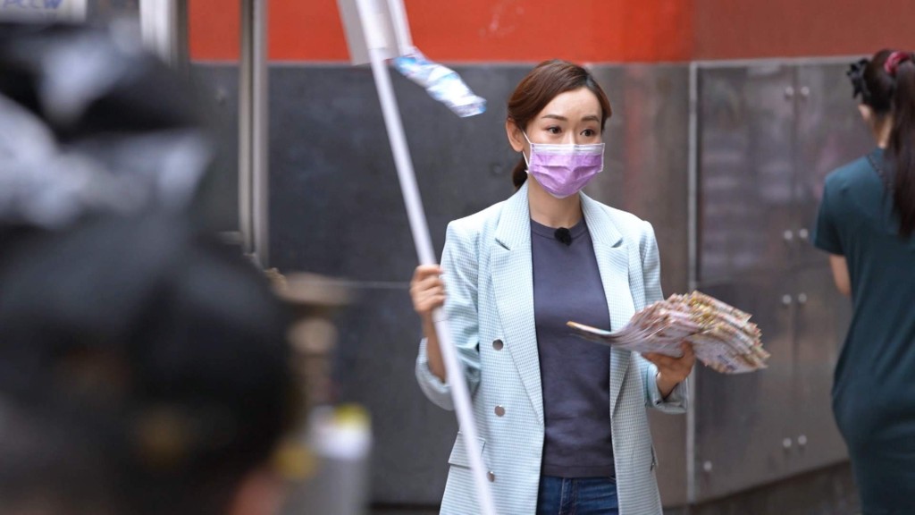 努力搵錢養家。